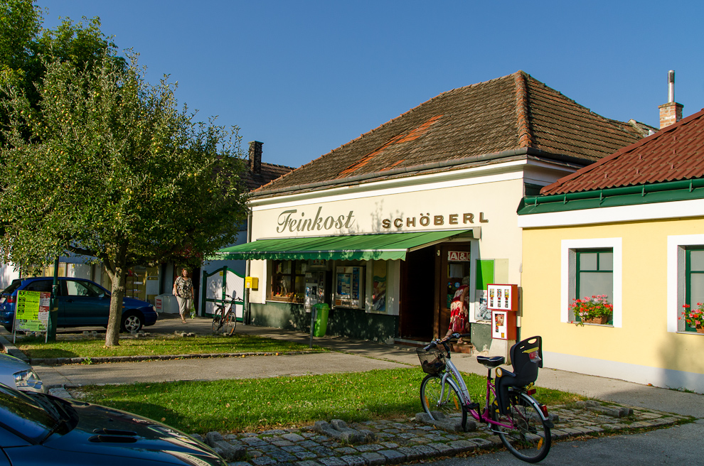 Katzelsdorf, Hauptstraße: Kaufhaus Schöberl 2012 im Vergleich mit Billa - Trafik Februar 2018