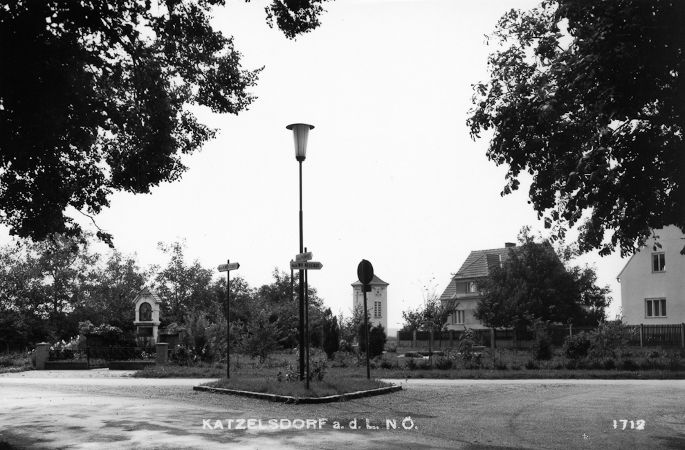 Bildvergleich Katzelsdorf: 'Platz der Menschenrechte' am nördlichen Ortseingang - Kreuzung mit der Bahnstraße ~1960 und 2012