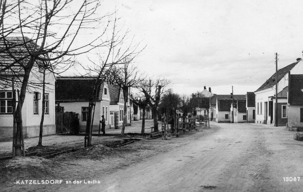 Bildvergleich Katzelsdorf: Untere Hauptstraße in Blickrichtung Norden - etwa ab Haus Hendling - ca. 1935 aufgenommen mit Bild vom 25.8.2012