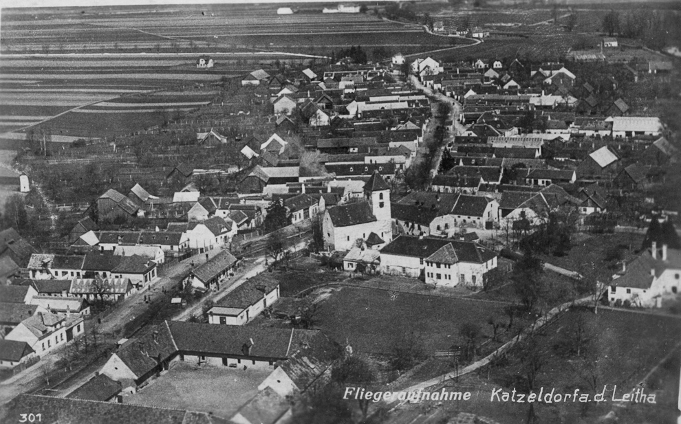 Bildvergleich Katzelsdorf: Luftbild in Richtung Norden  ~1940 und 2010
