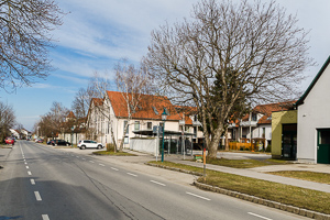 Bildvergleich - Hauptstraße von Sparmarkt in Richtung Dorfkirche