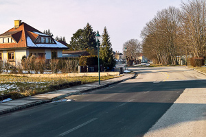 Bildvergleich - Bahnstraße in Blickrichtung ÖBB-Haltestelle - 1950er Jahre und 2018