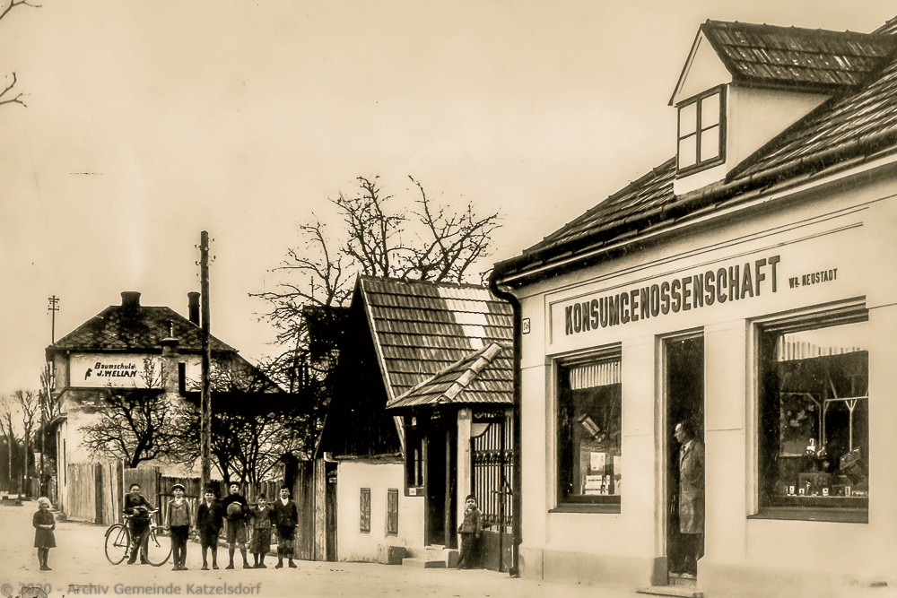 Katzelsdorf, Hauptstraße: Konsum vermutlich vor 1944 und im August 2012