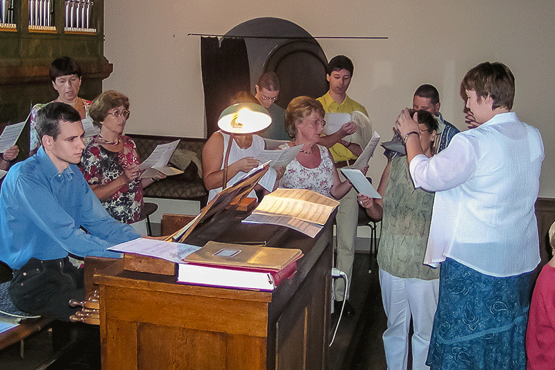 Laurenzikirtag 10. August 2003 - der Kirchenchor der Pfarre Katzelsdorf singt das Hochamt in der Dorfkirche
