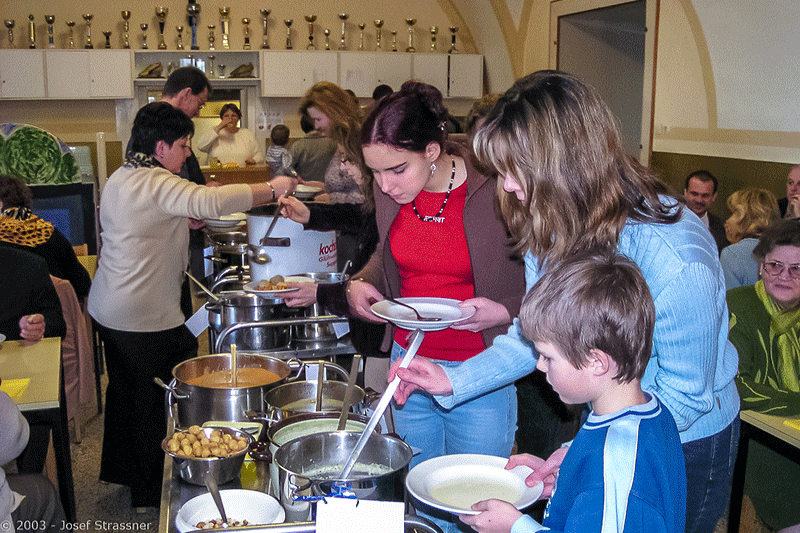 März 2003 - Familienfasttag; 23.März 2003 Pfarre Katzelsdorf lädt zum Fastensuppen-Essen in den Speisesaal des Gymnasiums. - Foto JoSt