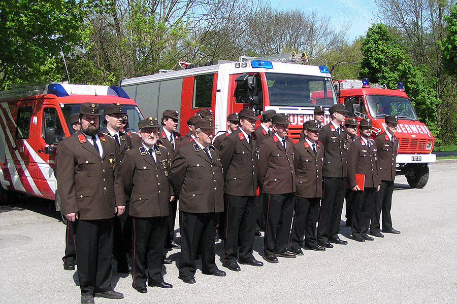 1. Mai 2005 - Feuerwehr Katzelsdorf/Eichbüchl nach Florianimesse; Foto: Ing. Paul Draxler © 2005