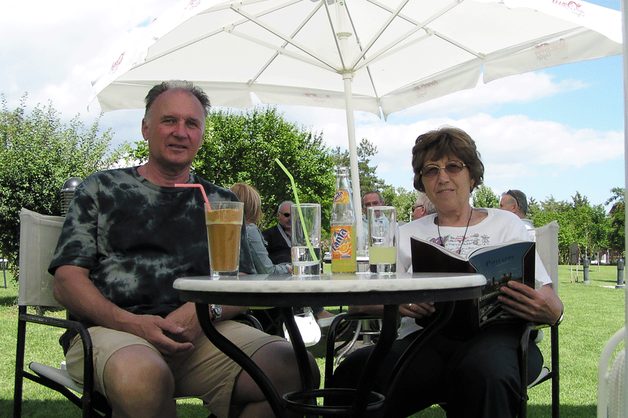 Leopoldine und Josef - GR-Urlaub 2005 - Erfrischung beim Ausflug nach Philippi; Foto: JoSt © 2005