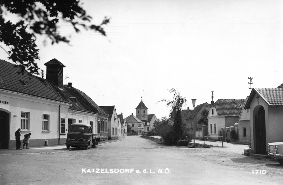 Bildervergleich 'Hauptstraße ab Gemeinde in Blickrichtung Süden - ca. 1970 aufgenommen, mit Bild vom 25.8.2012