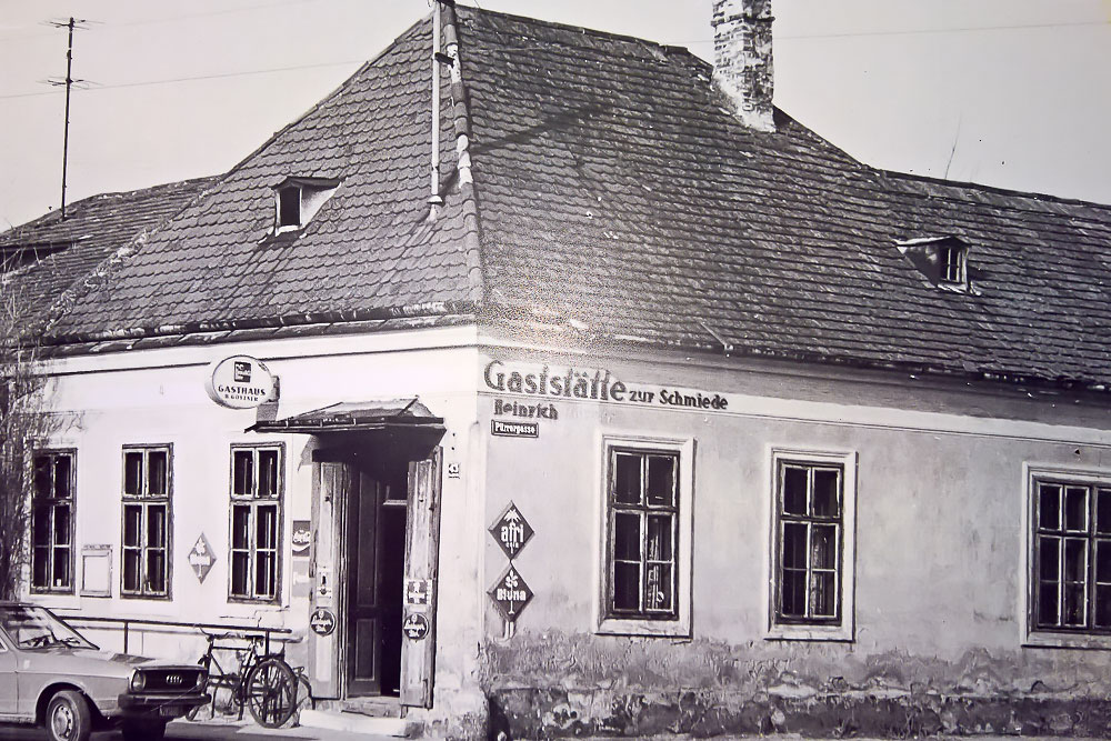 Bildvergleich Katzelsdorf Gaststätte/haus zur Schmiede - früher und im Februar 2018